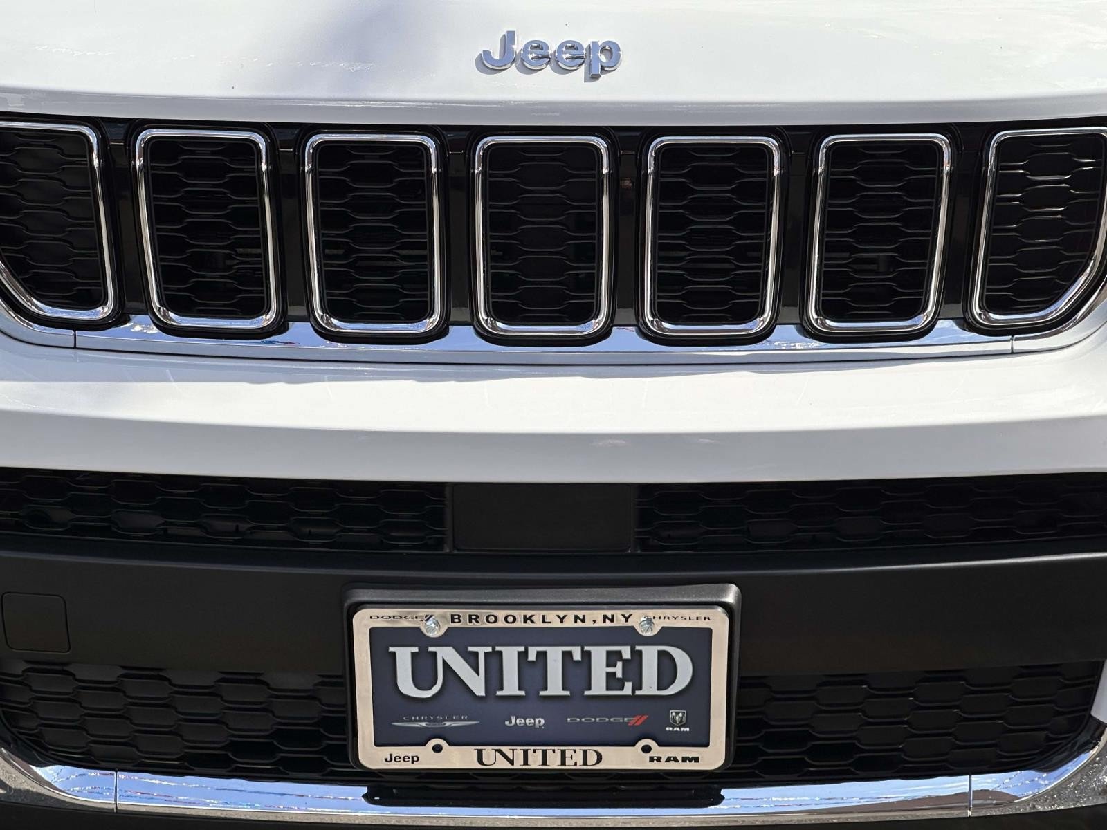 Used 2023 Jeep Grand Cherokee L Limited AWD/4WD image 8
