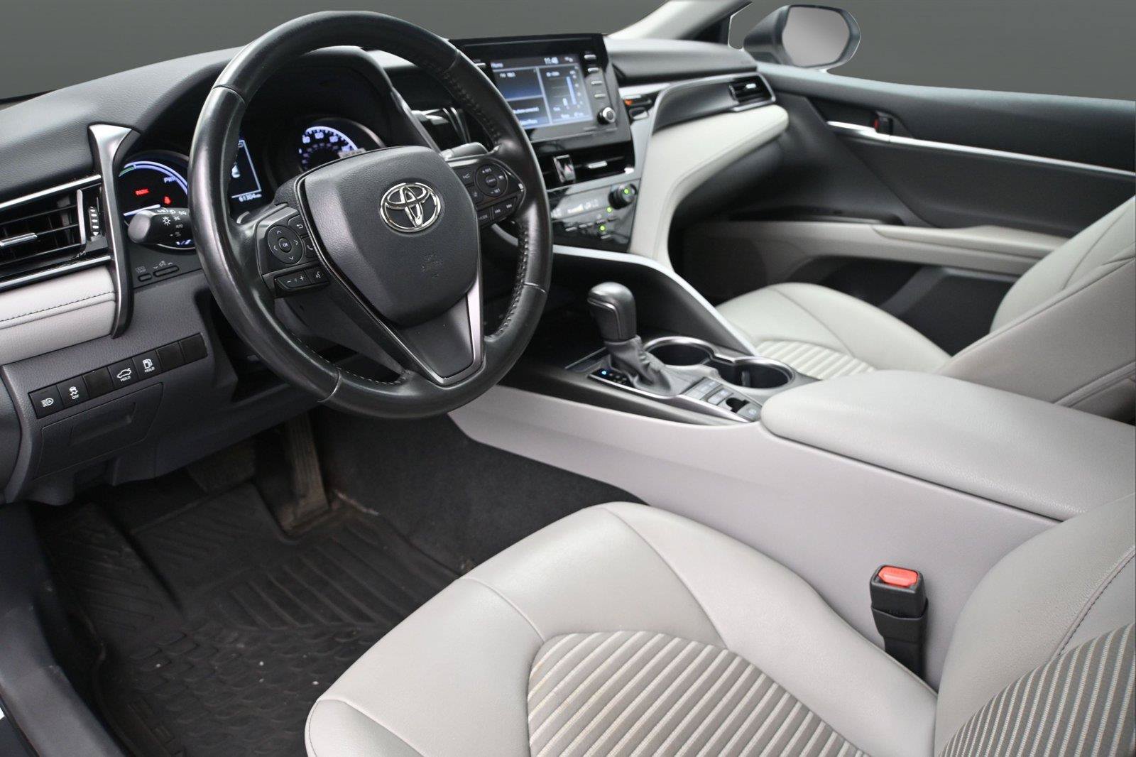 Used 2023 Toyota Camry SE FWD image 2