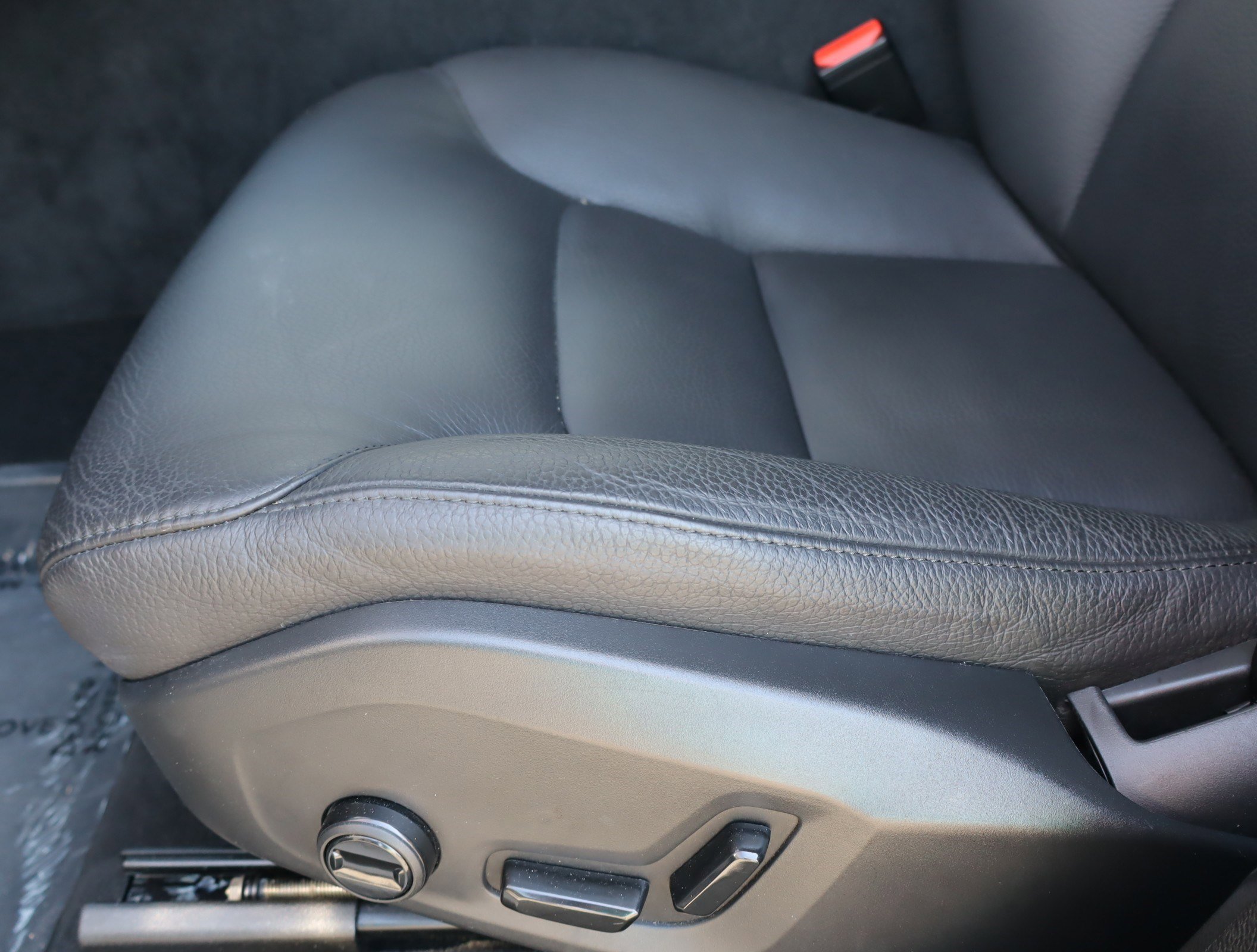 Used 2025 Volvo XC60 B5 Plus image 17