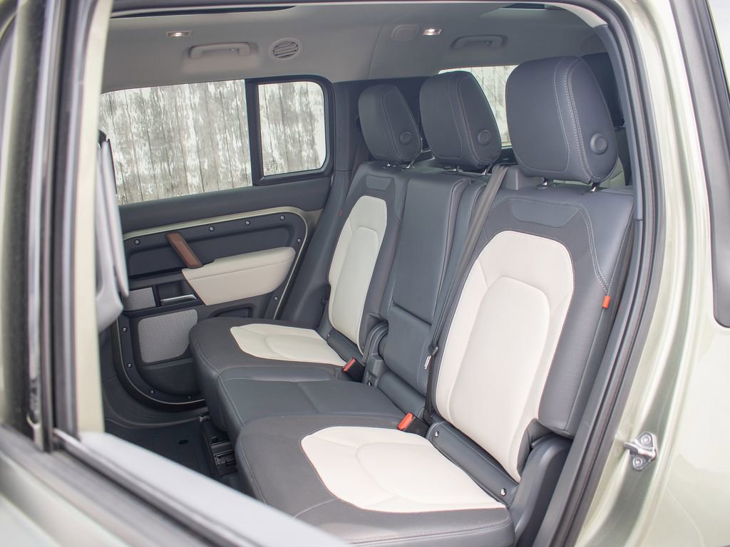 Used 2023 Land Rover Defender 130 X-Dynamic SE image 35