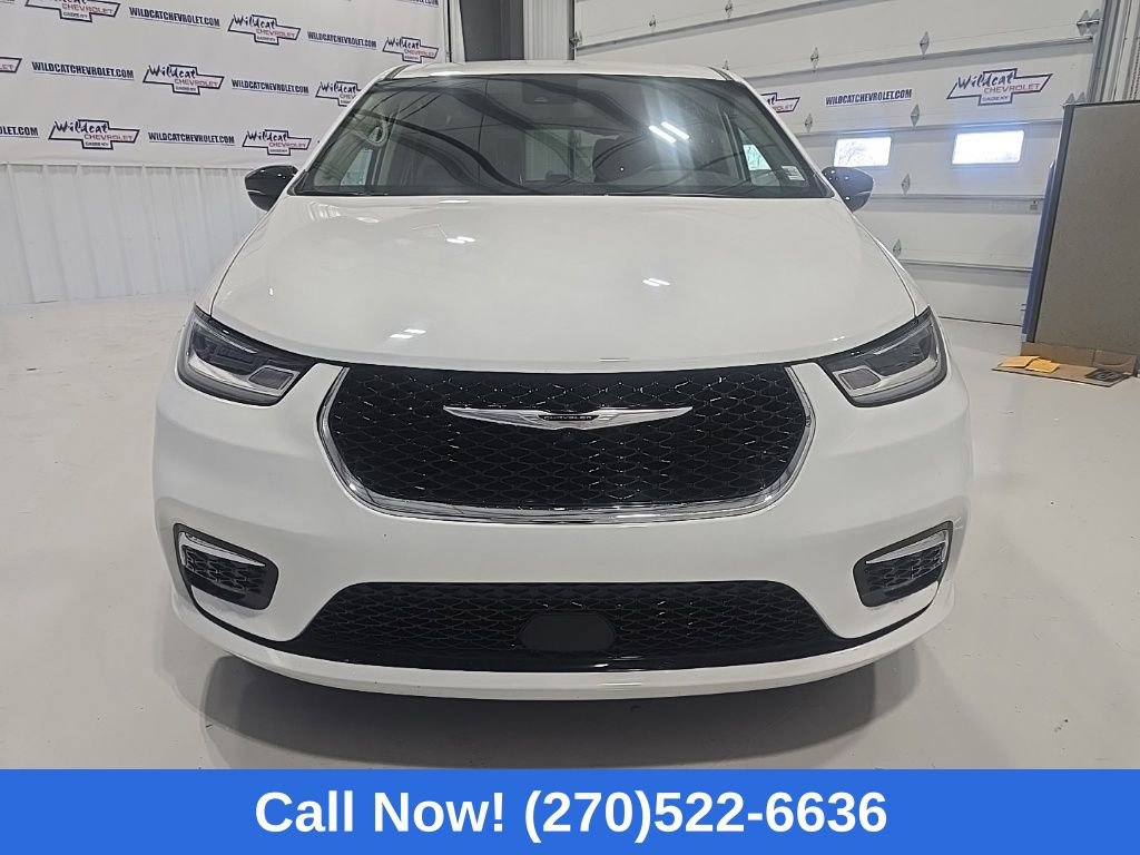 Used 2024 Chrysler Pacifica Touring-L image 11