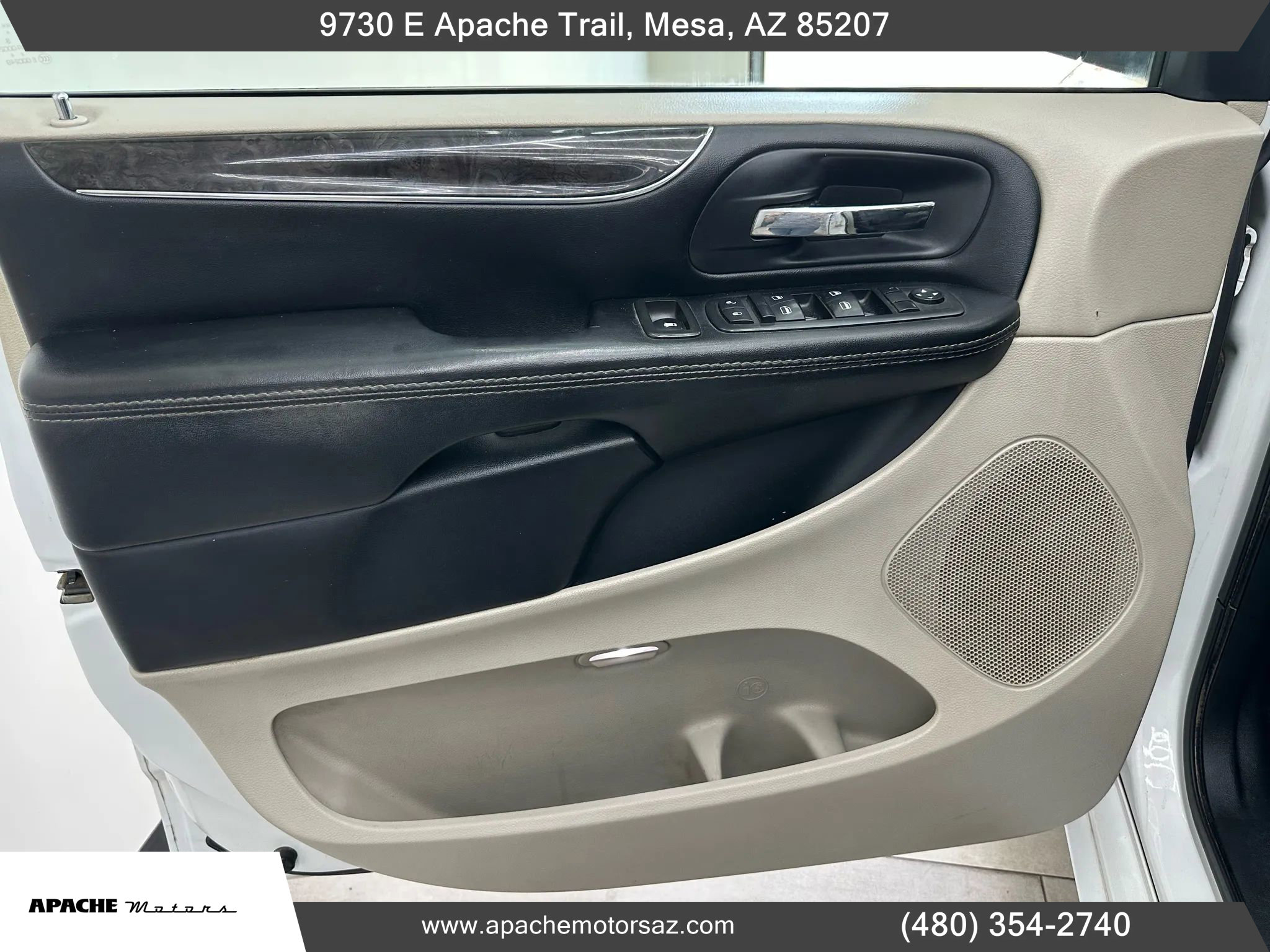 Used 2014 Chrysler Town & Country Touring image 15