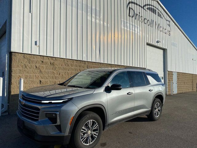 Used 2025 Chevrolet Traverse LT image 2
