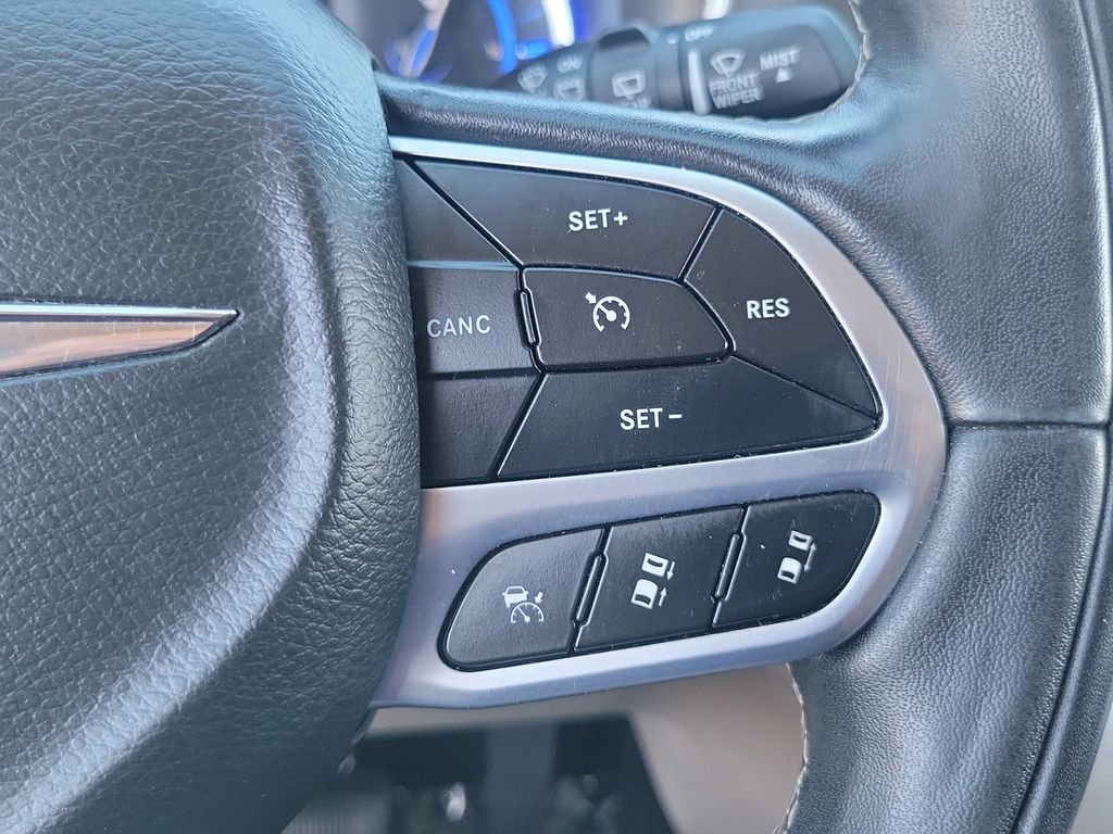 Used 2022 Chrysler Pacifica Touring-L w/ Uconnect Theater Family Group image 6