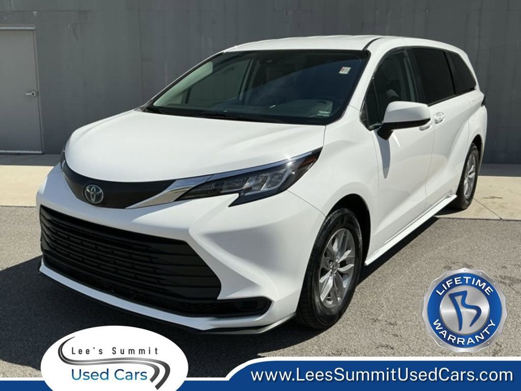 Used 2022 Toyota Sienna LE FWD image 1