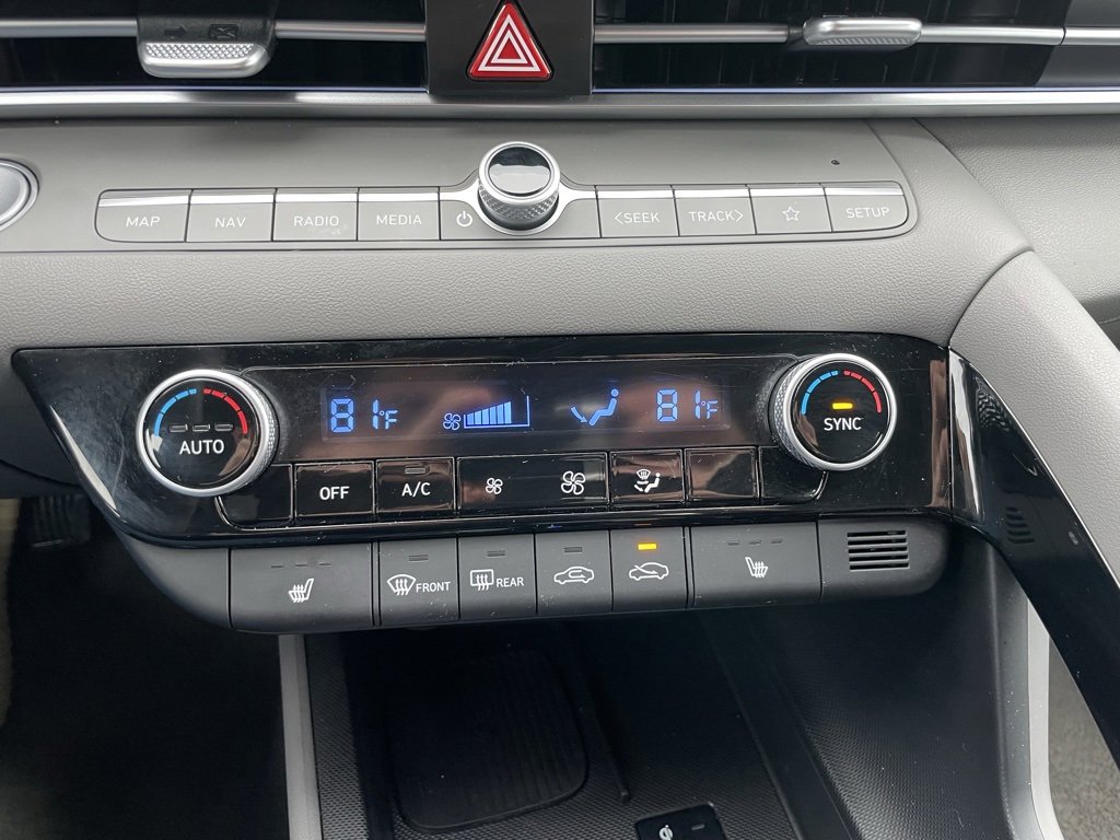 Used 2025 Hyundai Elantra SEL image 12