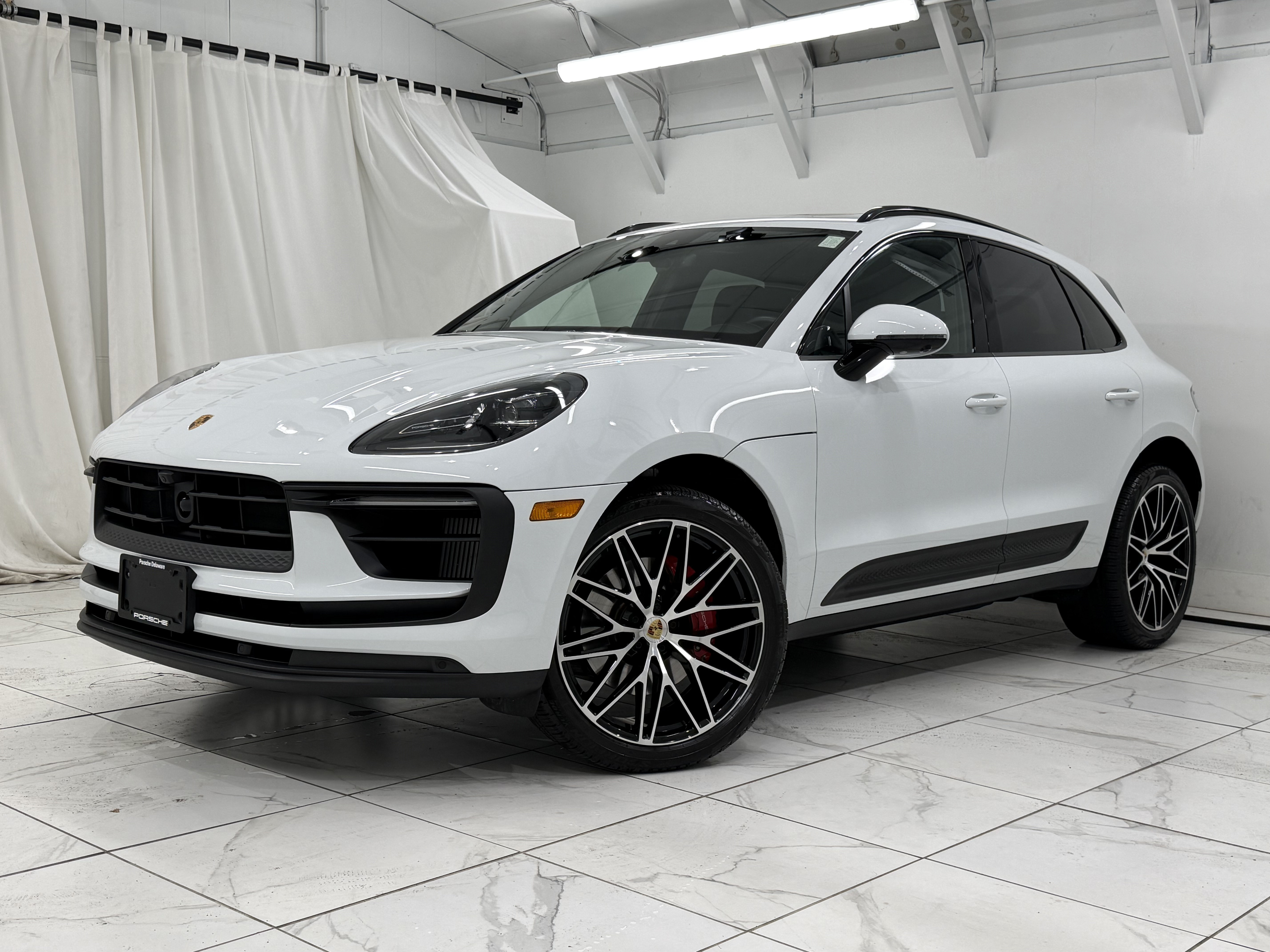 Certified 2024 Porsche Macan S AWD/4WD image 1