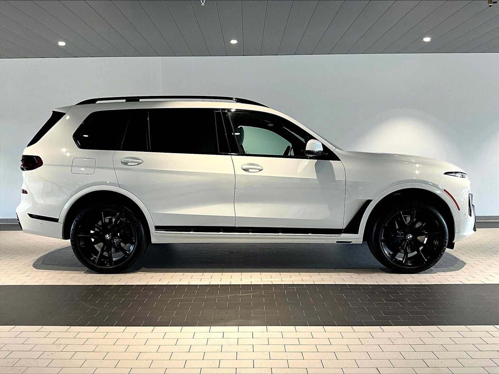 Used 2025 BMW X7 xDrive40i w/ M Sport Package AWD/4WD image 11