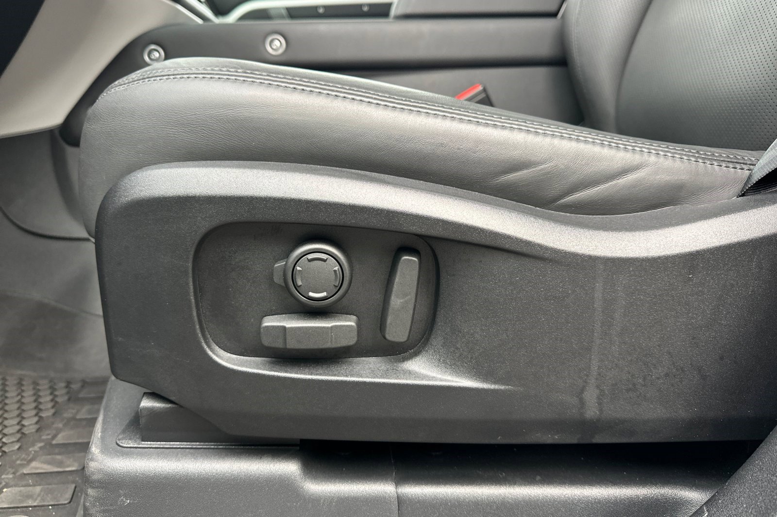 Used 2025 Land Rover Defender 110 S image 17