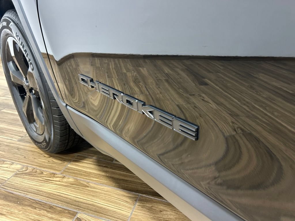 Certified 2019 Jeep Cherokee Latitude Plus AWD/4WD image 18