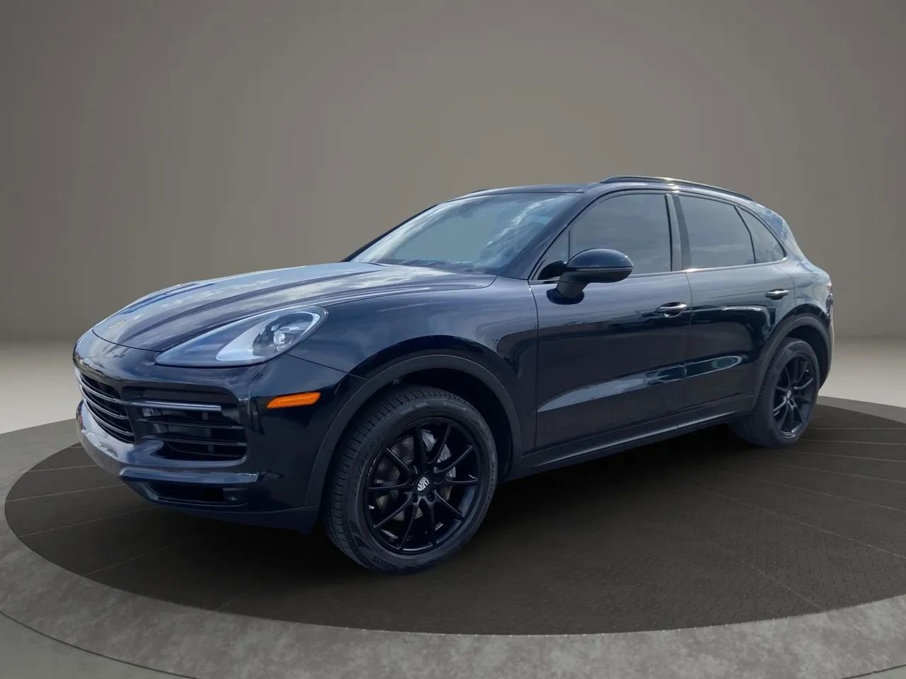 Used 2019 Porsche Cayenne Sport Utility 4D image 2