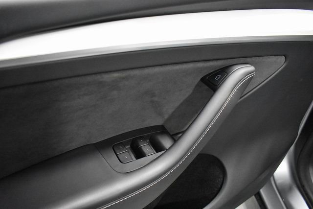 Used 2025 Tesla Model Y Long Range image 15