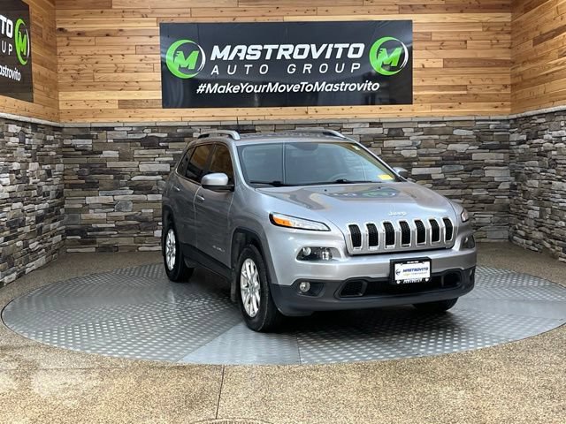 Used 2017 Jeep Cherokee Latitude w/ Cold Weather Group AWD/4WD image 2