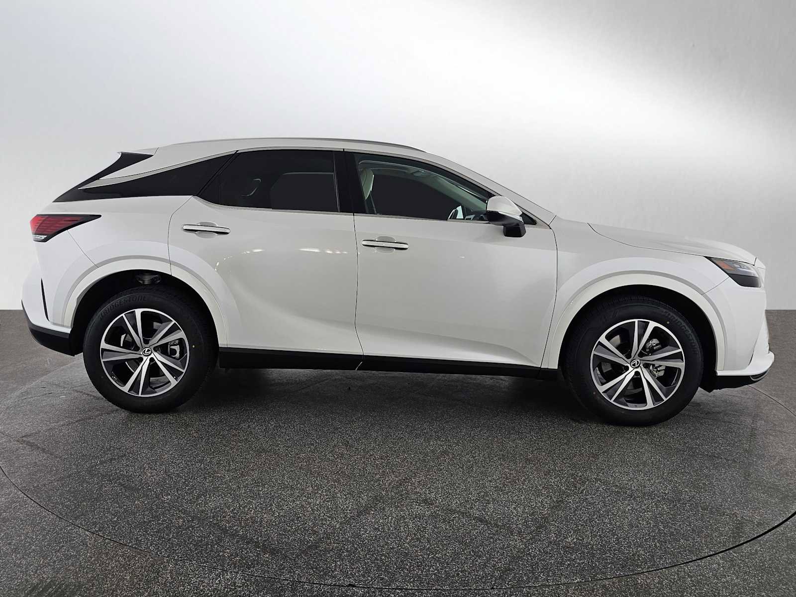 Used 2024 Lexus RX 350 FWD w/ Technology Package image 2