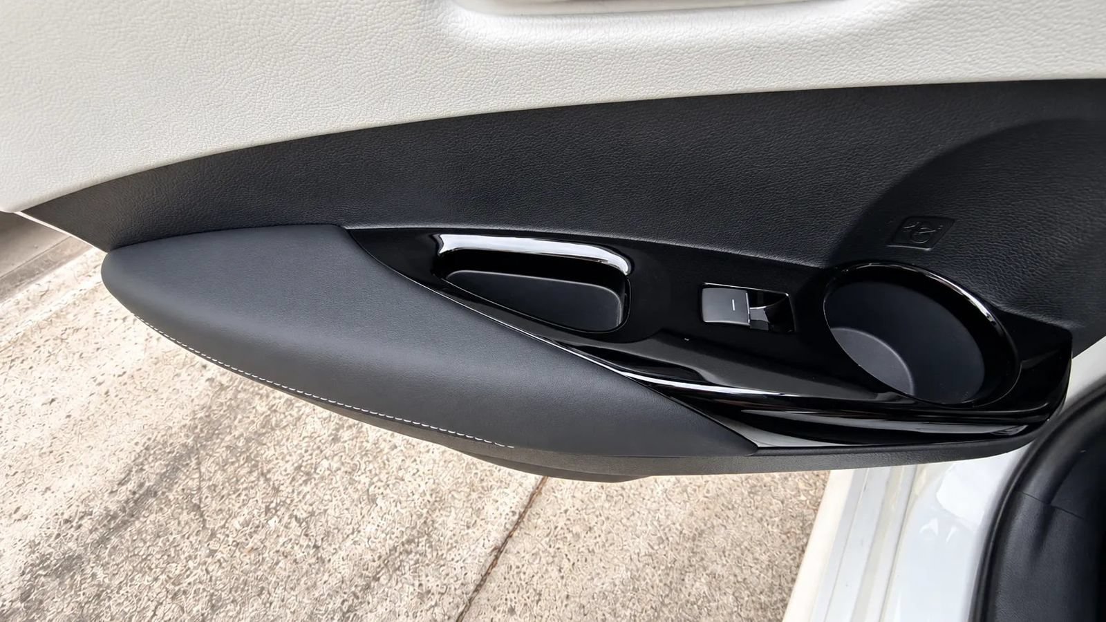 Used 2019 Toyota Corolla SE w/ Carpet Mat Package FWD image 22