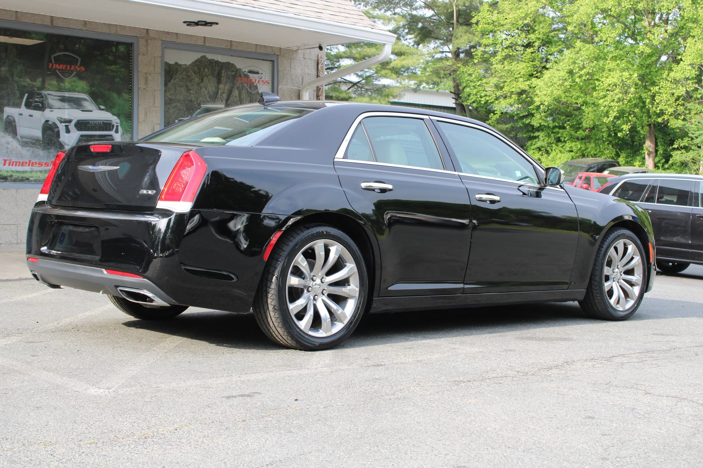 Used 2018 Chrysler 300 Limited RWD image 7