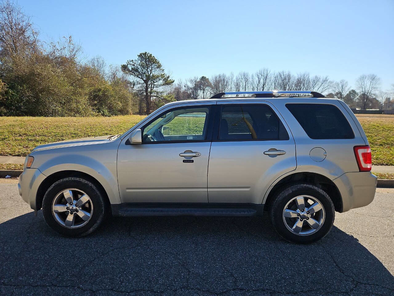 Used 2010 Ford Escape Limited image 2
