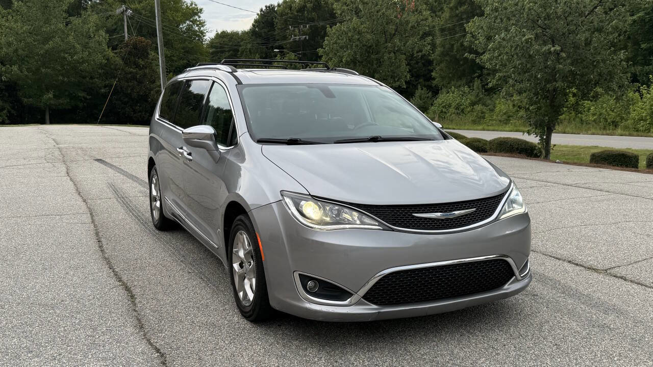 Used 2018 Chrysler Pacifica Limited image 1