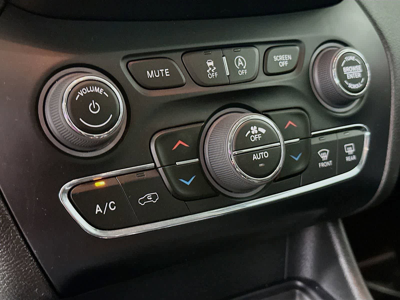 Used 2023 Jeep Cherokee Altitude Lux AWD/4WD image 18