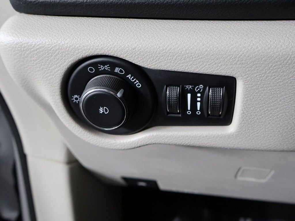 Used 2024 Chrysler Pacifica Touring-L FWD image 39