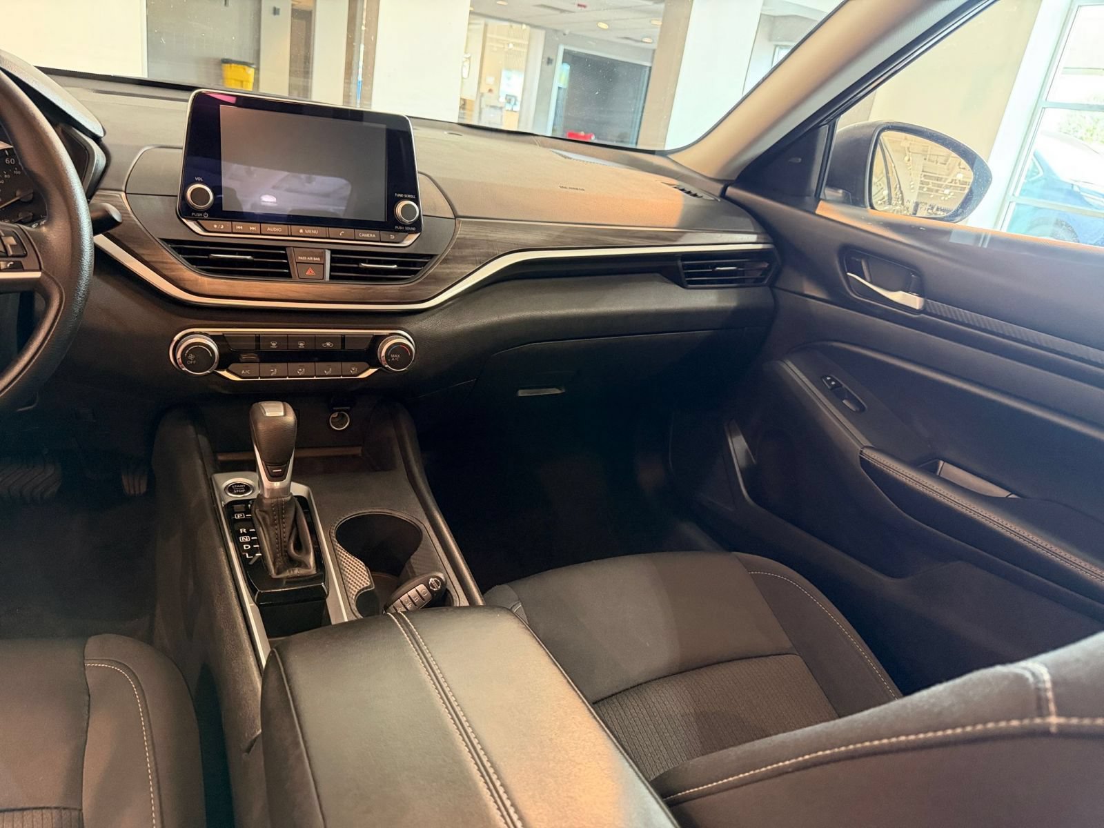 Used 2025 Nissan Altima 2.5 SV FWD image 29