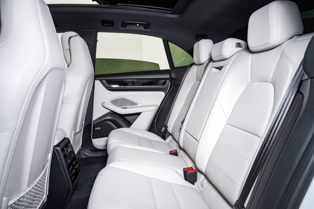 Certified 2025 Porsche Macan 4 Electric AWD/4WD image 17