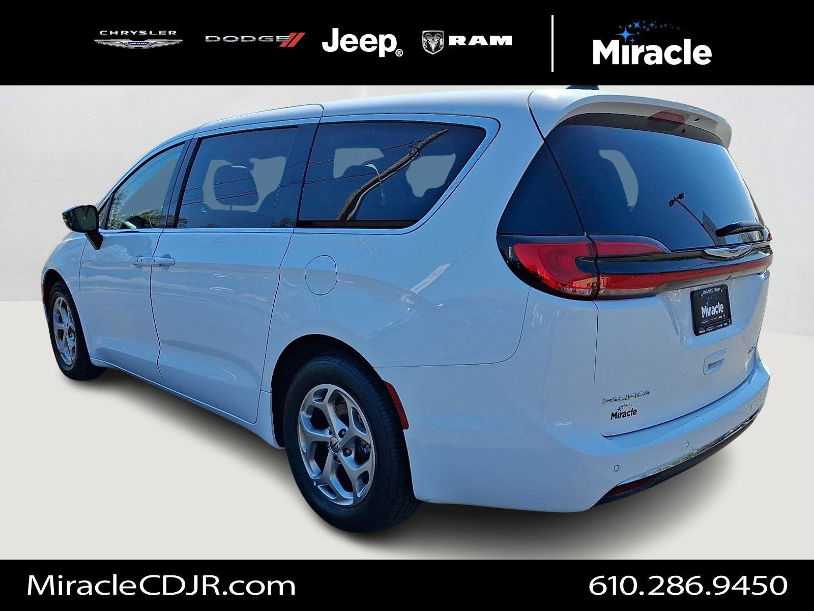Certified 2024 Chrysler Pacifica Limited FWD image 4