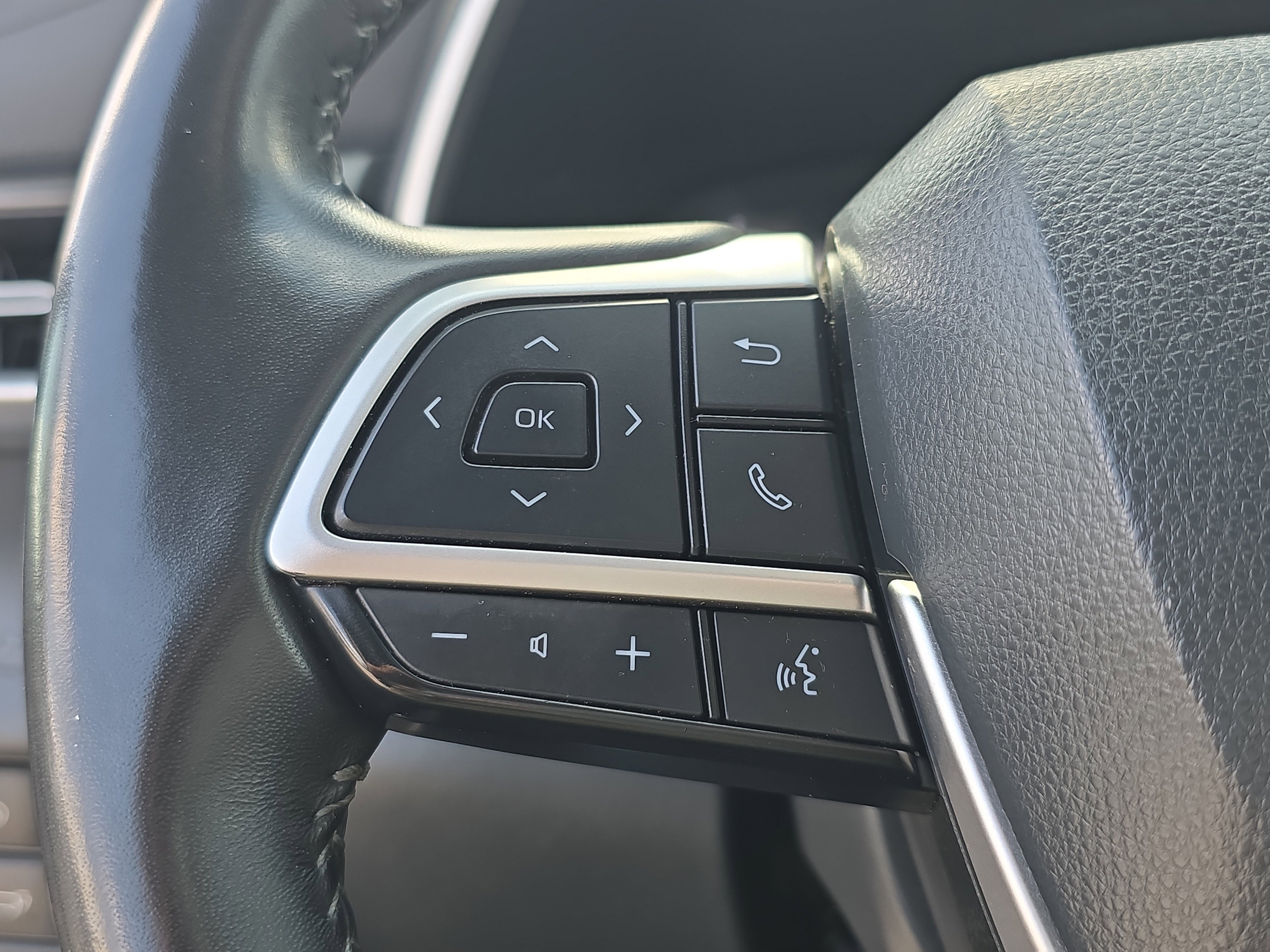 Used 2024 Toyota Highlander XLE FWD image 29