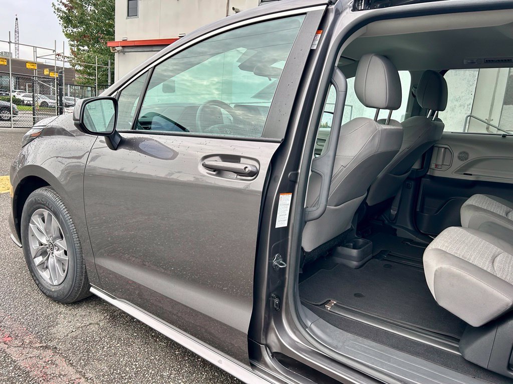 Certified 2024 Toyota Sienna LE AWD/4WD image 11