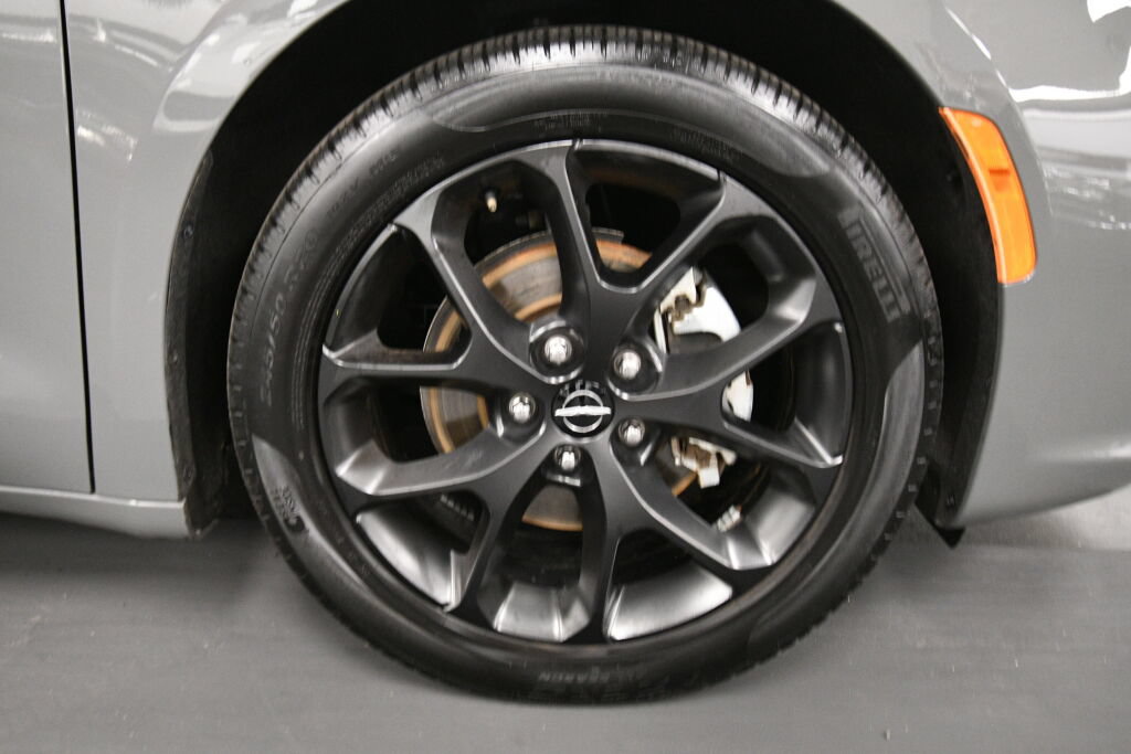 Used 2025 Chrysler Pacifica Limited FWD image 34
