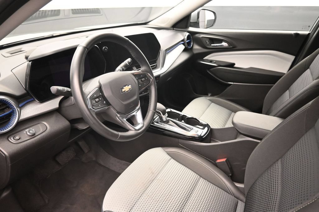 Used 2025 Chevrolet Trax LT w/ LT Convenience Package FWD image 18