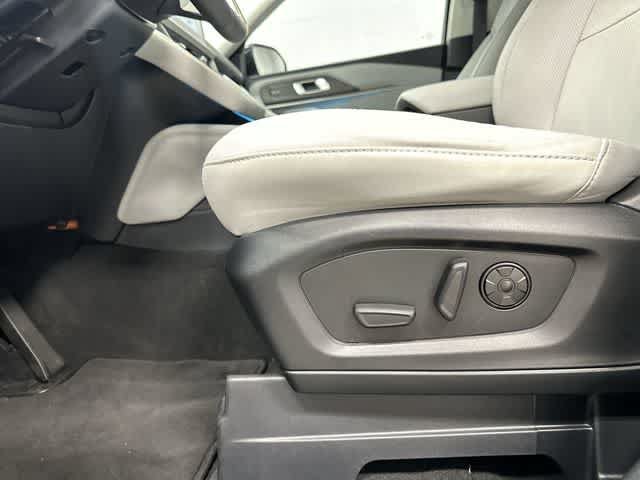 Used 2025 Ford Explorer Platinum w/ Ultimate Package AWD/4WD image 27