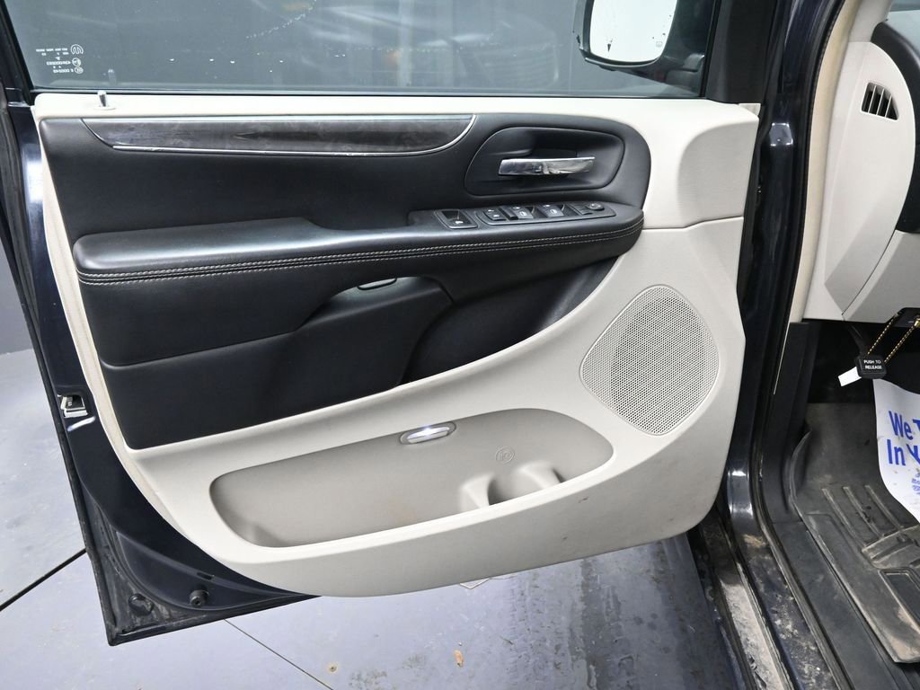 Used 2013 Chrysler Town & Country Touring image 26