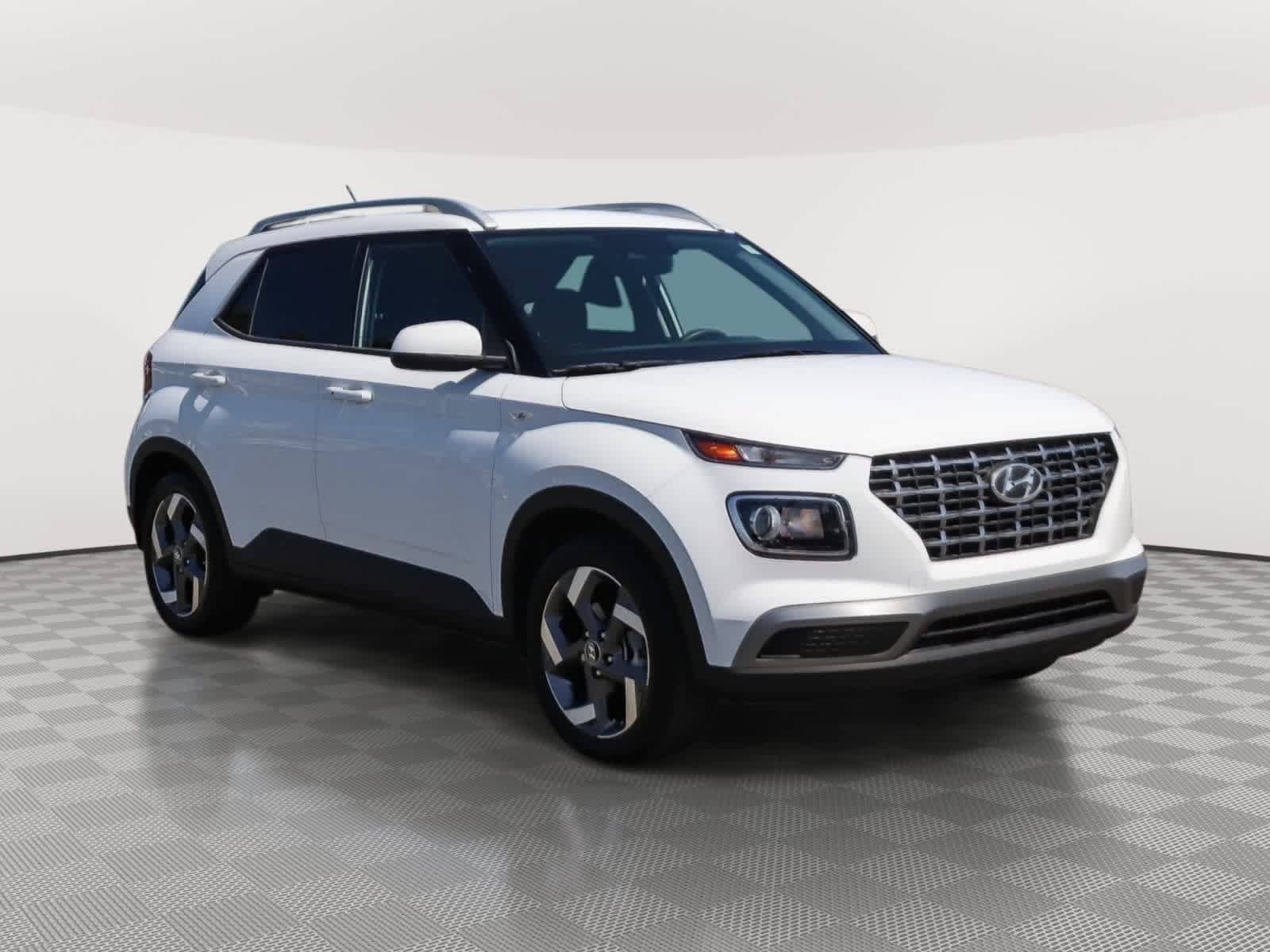 Used 2024 Hyundai Venue SEL FWD image 3