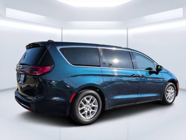 Used 2023 Chrysler Pacifica Touring-L FWD image 3