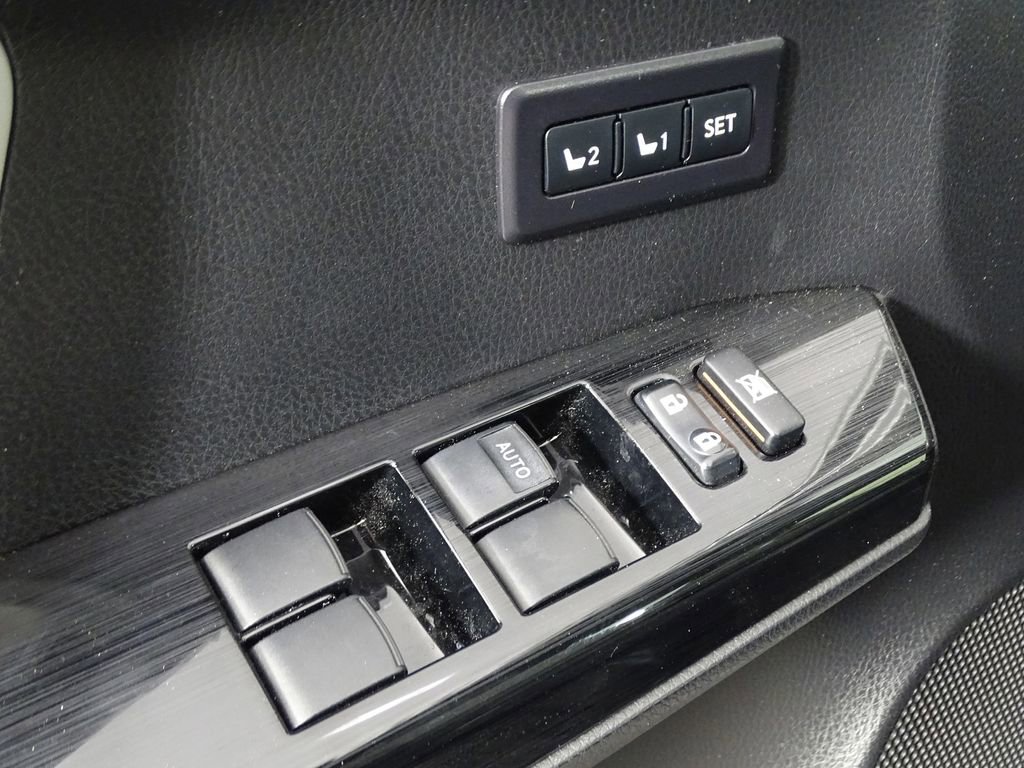 Used 2018 Toyota RAV4 Limited image 18