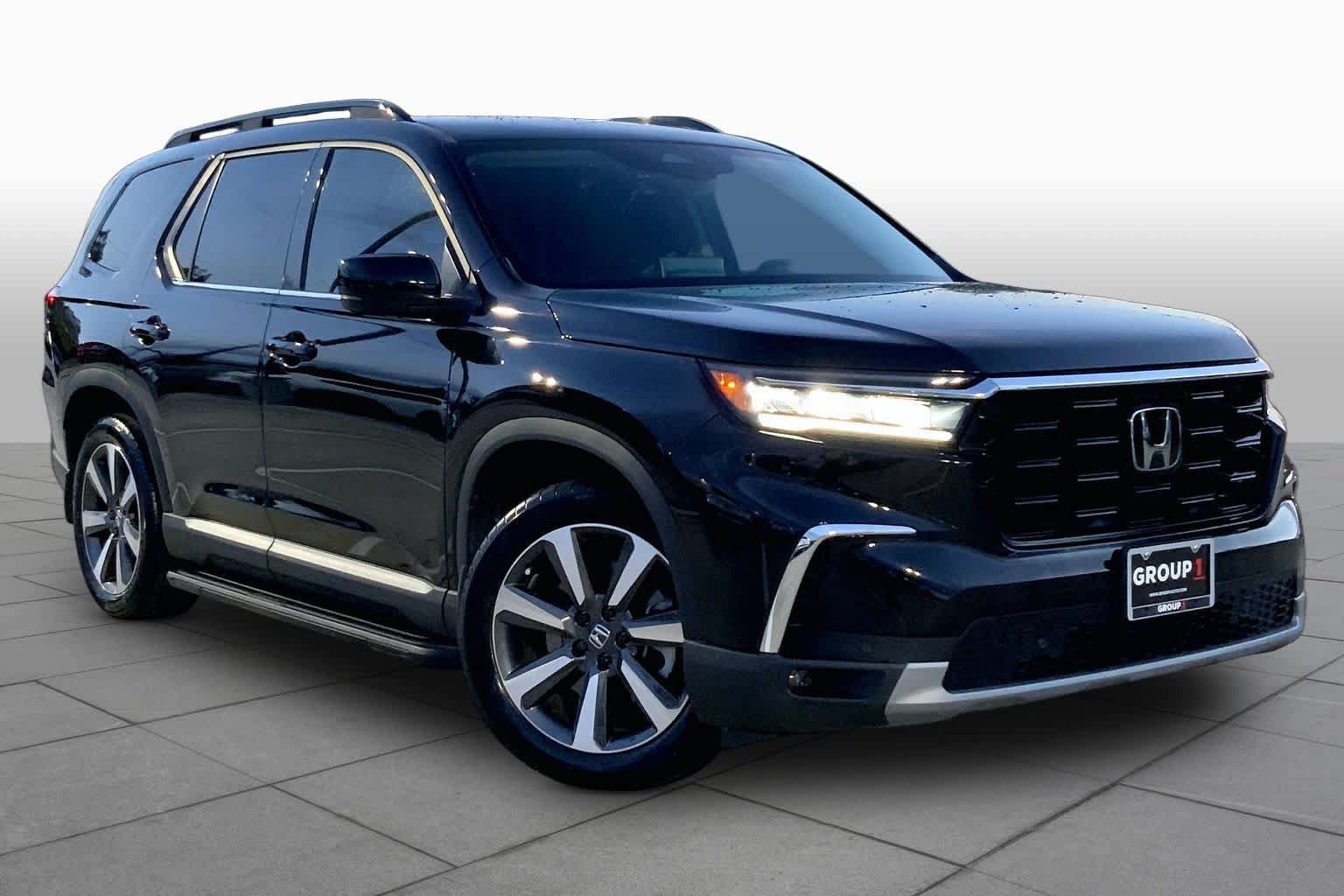Used 2025 Honda Pilot Touring image 3