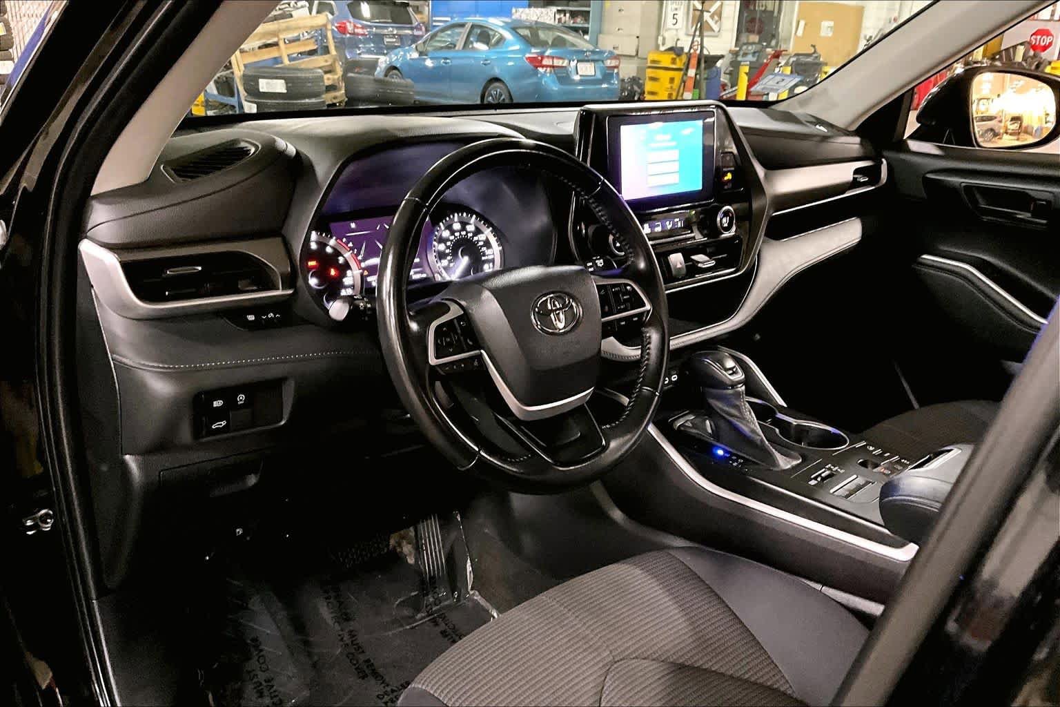 Used 2023 Toyota Highlander LE AWD/4WD image 18