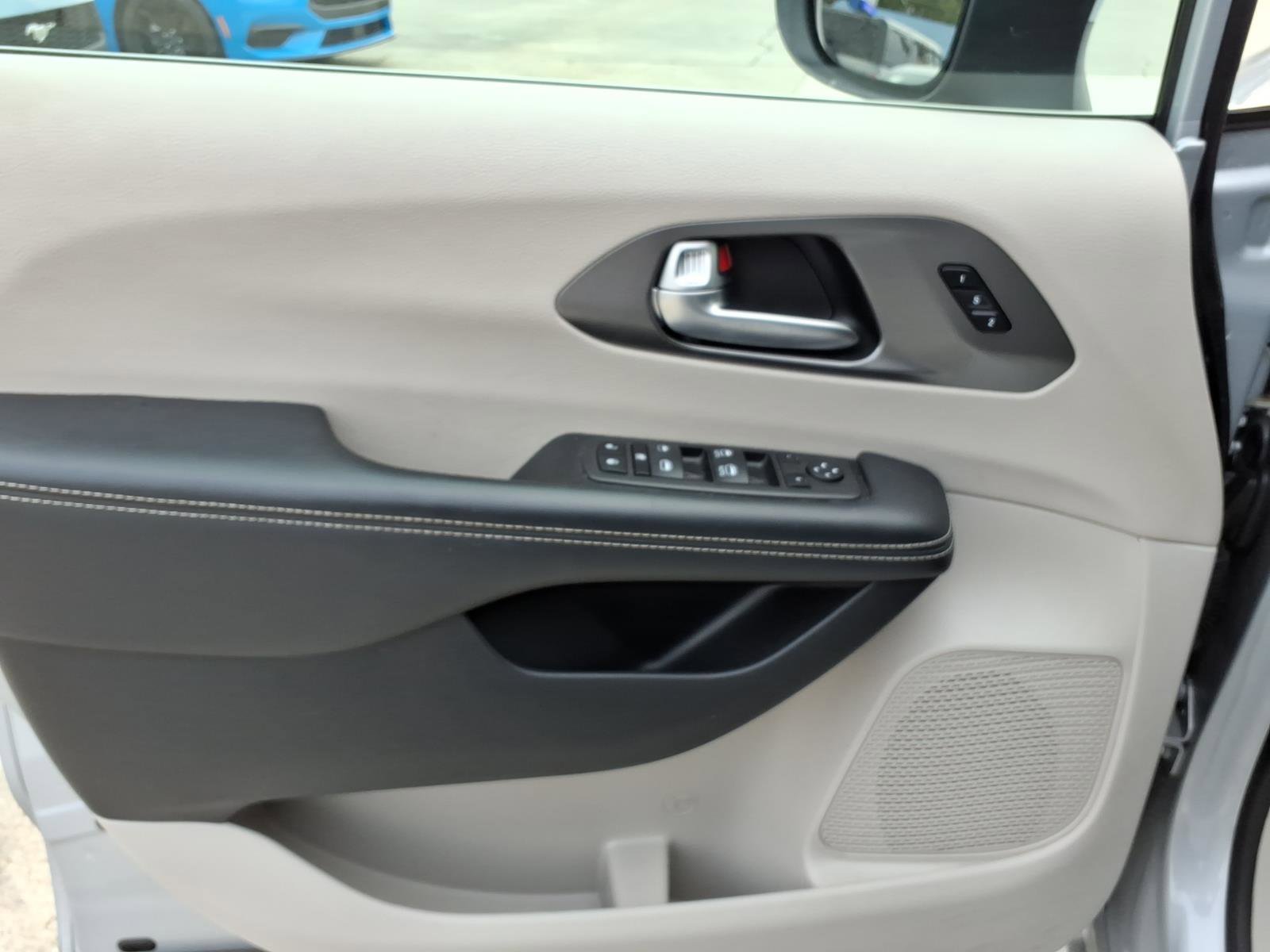 Used 2023 Chrysler Pacifica Touring-L image 12