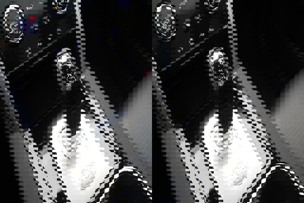 Used 2023 Land Rover Discovery Sport S image 24