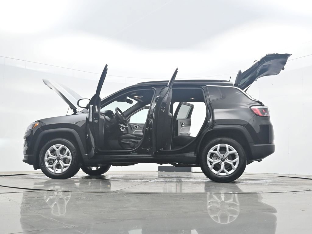 Used 2025 Jeep Compass Latitude image 44