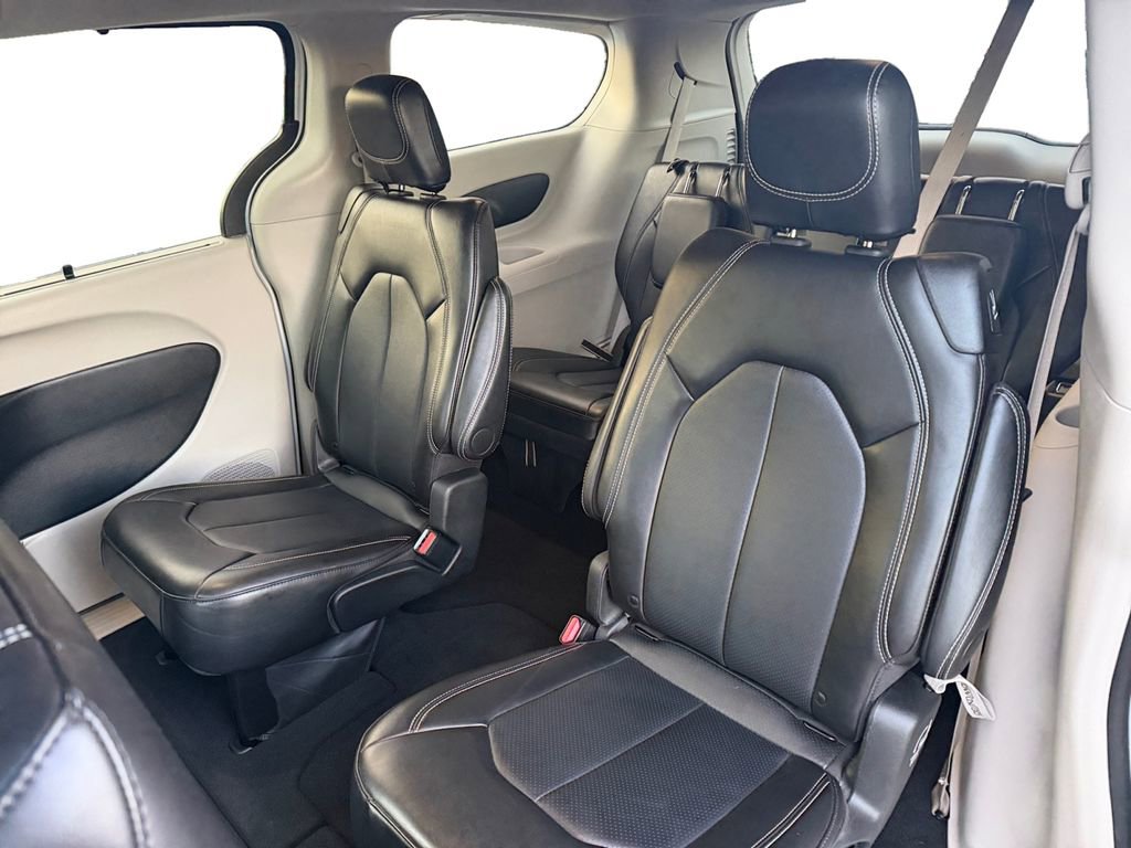 Used 2024 Chrysler Pacifica Touring-L image 13