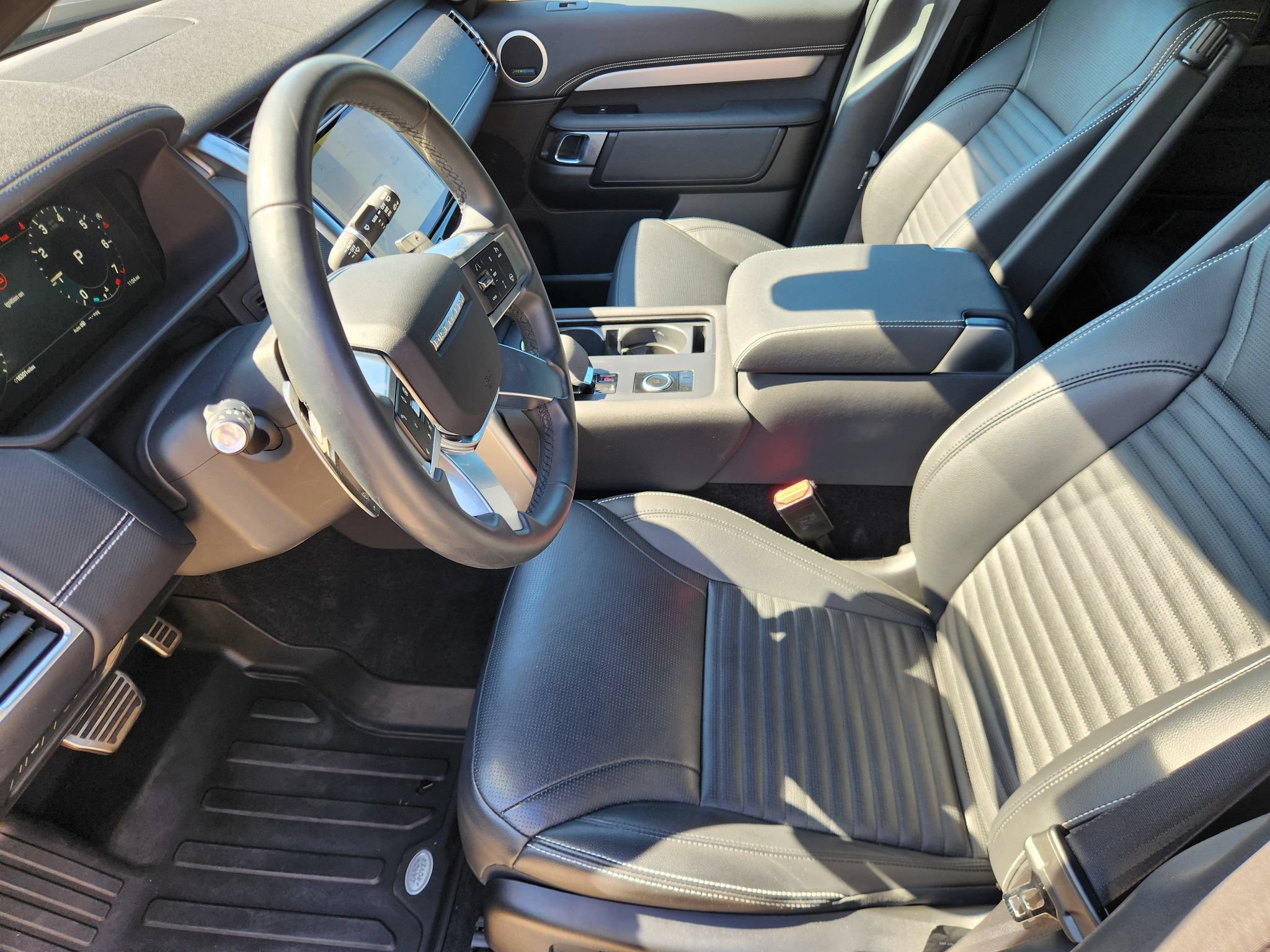 Used 2024 Land Rover Discovery Dynamic SE AWD/4WD image 9