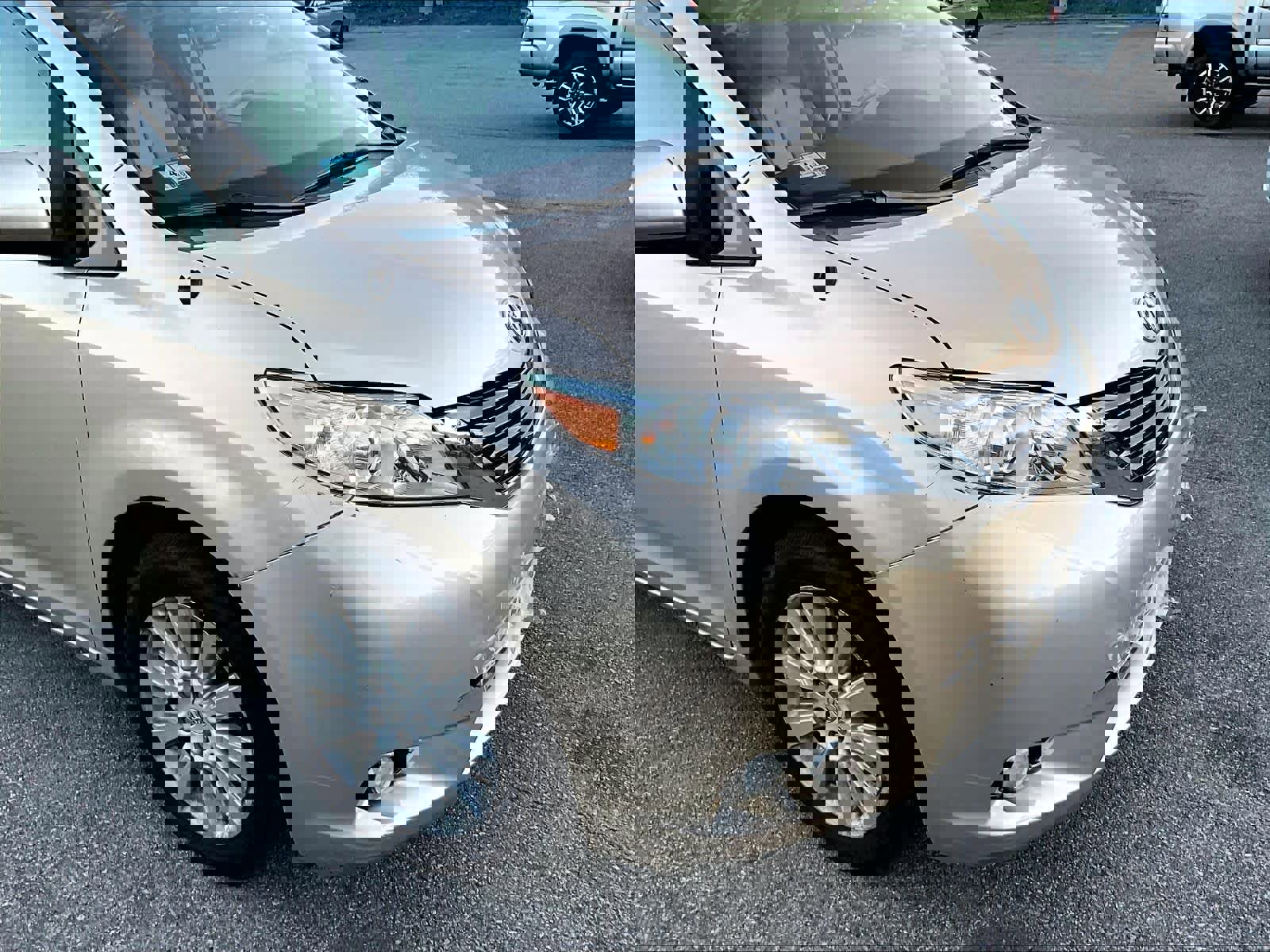 Used 2012 Toyota Sienna XLE w/ Entertainment Pkg AWD/4WD image 5