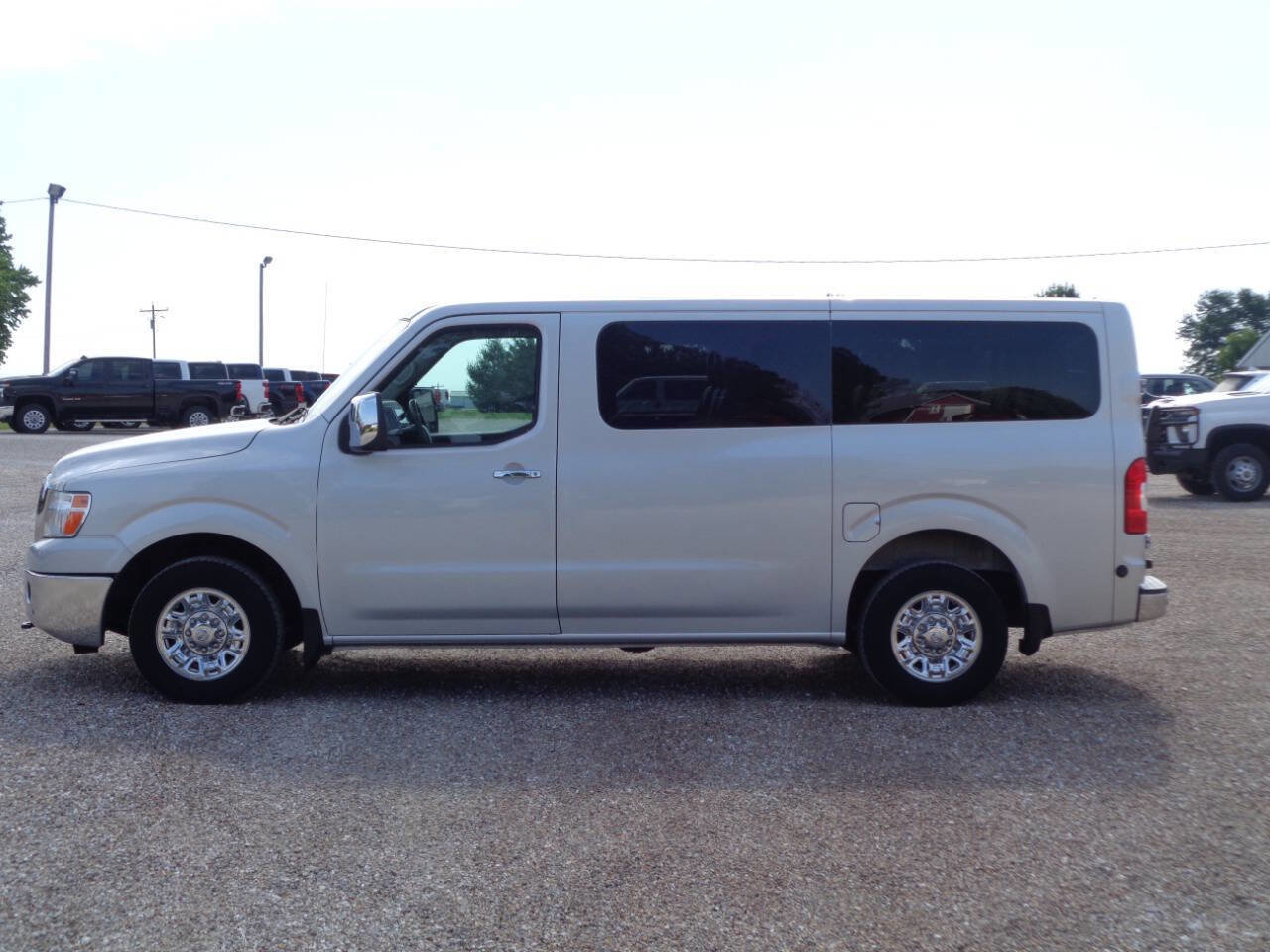 Used 2019 Nissan NV 3500 SL RWD image 2
