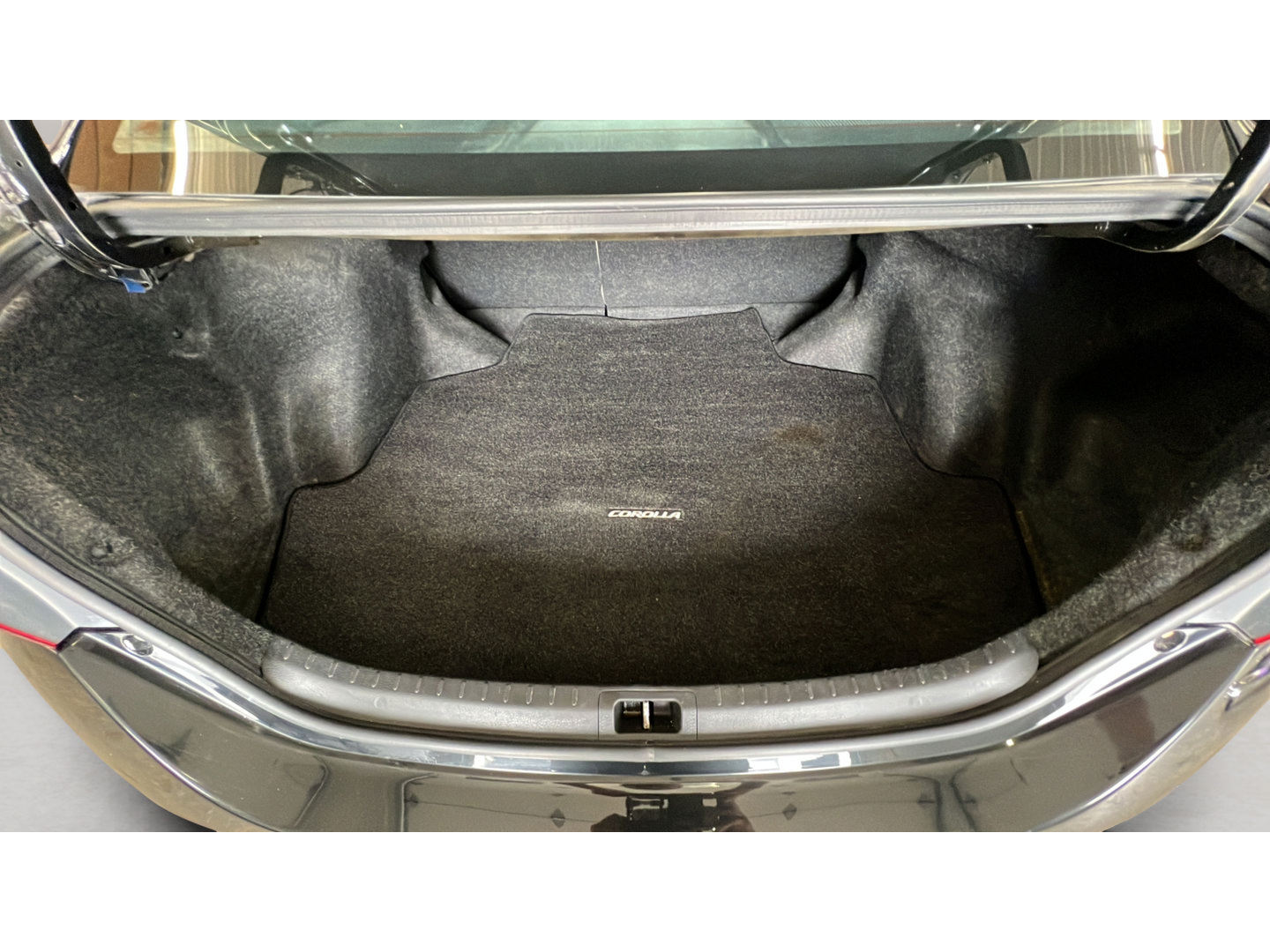 Used 2017 Toyota Corolla LE w/ Carpet Mat Package (TMS) FWD image 30