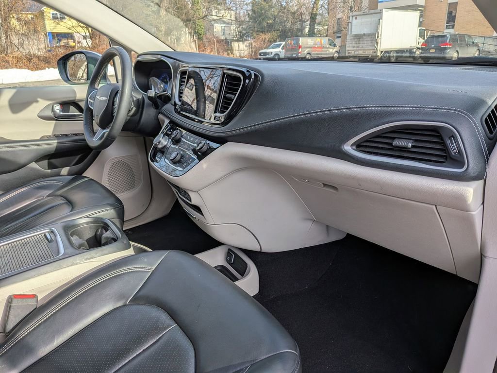 Used 2023 Chrysler Pacifica Touring-L image 25