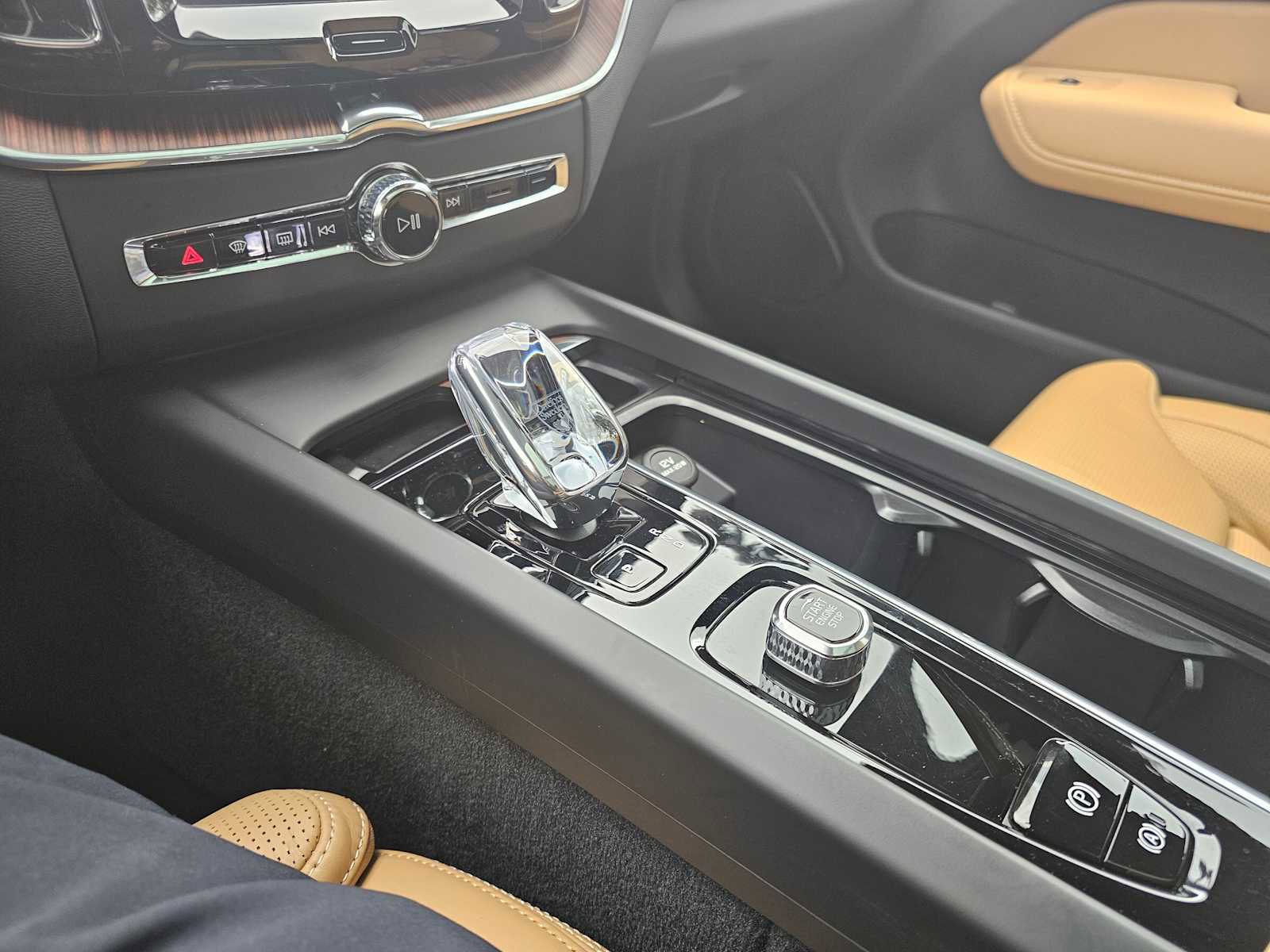 Certified 2025 Volvo XC60 T8 Ultra w/ Protection Package Premier image 28