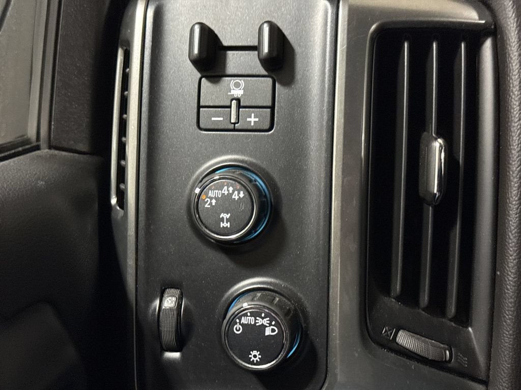 Used 2018 Chevrolet Silverado 1500 LT w/ Trailering Package AWD/4WD image 18