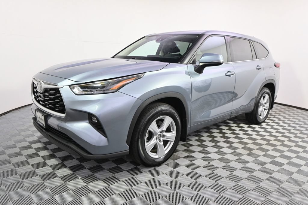 Used 2021 Toyota Highlander LE AWD/4WD image 2